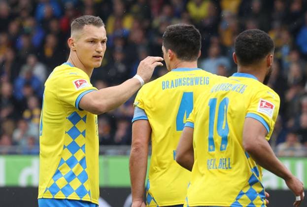 Eintracht BS vs 1. FC Kaiserslautern Braunschweig, 19.04.2025, Fußball, Saison 24 25, 2. Bundesliga, 30. Spieltag, Eintracht Braunschweig vs 1. FC Kaiserslautern, Bild zeigt: Sven Köhler (BTSV, 27) Braunschweig