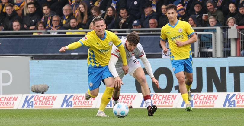 Eintracht BS vs 1. FC Kaiserslautern Braunschweig, 19.04.2025, Fußball, Saison 24 25, 2. Bundesliga, 30. Spieltag, Eintracht Braunschweig vs 1. FC Kaiserslautern, Bild zeigt: Lino Tempelmann (BTSV, 20) gegen Leon Robinson (FCK, 37) Braunschweig