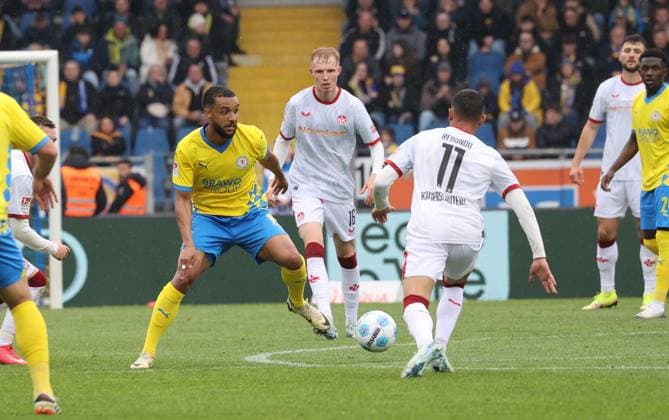 Eintracht BS vs 1. FC Kaiserslautern Braunschweig, 19.04.2025, Fußball, Saison 24 25, 2. Bundesliga, 30. Spieltag, Eintracht Braunschweig vs 1. FC Kaiserslautern, Bild zeigt: Leon Bell Bell (BTSV, 19) Braunschweig