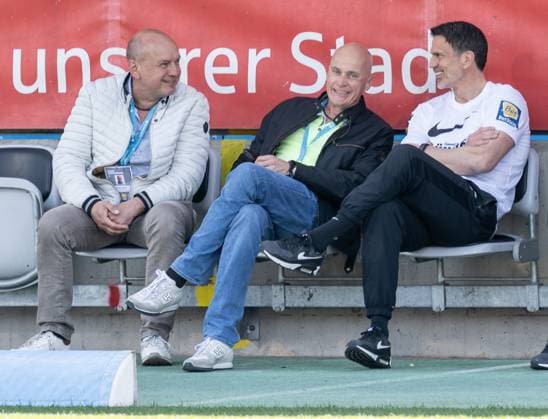 Norbert Steppe (Vizepraesident, TSV 1860 Muenchen), Praesident Robert Reisinger (TSV 1860 Muenchen) und Chef-Trainer Patrick Gloeckner (TSV 1860 Muenchen) entspannt laechelnd lachend auf der Bank vor dem Spiel. GER, TSV 1860 Muenchen vs. Alemannia Aachen, Fussball, 3. Bundesliga, 34. Spieltag, Saison 2024 2025, 19.04.2025. (DFL DFB REGULATIONS PROHIBIT ANY USE OF PHOTOGRAPHS as IMAGE SEQUENCES and or QUASI-VIDEO). GER, TSV 1860 Muenchen vs. Alemannia Aachen, Fussball, 3. Bundesliga, 34. Spieltag, Saison 2024 2025, 19.04.2025. Muenchen Copyright: xEibner-Pressefoto HeikexFeinerx EP_HFR