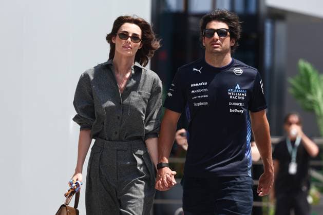 F1 Saudi Arabian Grand Prix 2025 Practice 3 Rebecca Dobnaldson and Carlos Sainz of Williams before third practice ahead of the Formula 1 Saudi Arabian Grand Prix at Jeddah Corniche Circuit in Jeddah, Saudi Arabia on April 19, 2025. Jeddah Saudi Arabia  Copyright: xJakubxPorzyckix originalFilename:porzycki-f1saudia250419_npwfZ.jpg
