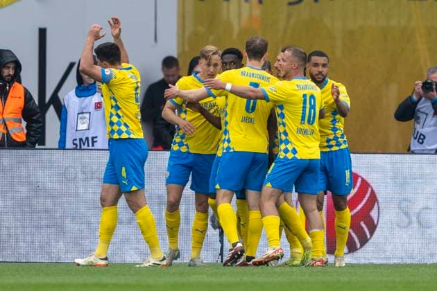 19.04.2025, Eintracht Braunschweig-1. FC Kaiserslautern, 2. Fußball-Bundesliga, im Eintracht-Stadion. Braunschweigs Spieler jubeln nach dem Tor zum 1:0. Wichtiger Hinweis: Gemaess den Vorgaben der DFB und der DFL ist es untersagt, in dem Stadion und oder vom Spiel angefertigte Fotoaufnahmen in Form von Sequenzbildern und oder videoaehnlichen Fotostrecken zu verwerten bzw. verwerten zu lassen.