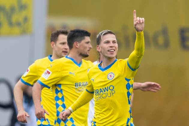 19.04.2025, Eintracht Braunschweig-1. FC Kaiserslautern, 2. Fußball-Bundesliga, im Eintracht-Stadion. Braunschweigs Lino Tempelmann jubelt nach seinem Tor zum 1:0. Wichtiger Hinweis: Gemaess den Vorgaben der DFB und der DFL ist es untersagt, in dem Stadion und oder vom Spiel angefertigte Fotoaufnahmen in Form von Sequenzbildern und oder videoaehnlichen Fotostrecken zu verwerten bzw. verwerten zu lassen.