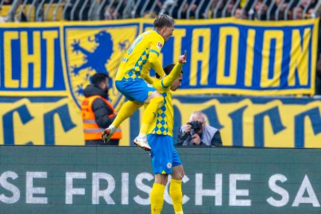 19.04.2025, Eintracht Braunschweig-1. FC Kaiserslautern, 2. Fußball-Bundesliga, im Eintracht-Stadion. Braunschweigs Lino Tempelmann (l) jubelt mit Braunschweigs Rayan Philippe nach dessen Tor zum 2:0. Wichtiger Hinweis: Gemaess den Vorgaben der DFB und der DFL ist es untersagt, in dem Stadion und oder vom Spiel angefertigte Fotoaufnahmen in Form von Sequenzbildern und oder videoaehnlichen Fotostrecken zu verwerten bzw. verwerten zu lassen.