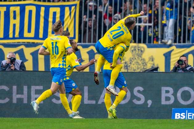 19.04.2025, Eintracht Braunschweig-1. FC Kaiserslautern, 2. Fußball-Bundesliga, im Eintracht-Stadion. Braunschweigs Lino Tempelmann (l) jubelt mit Braunschweigs Rayan Philippe nach dessen Tor zum 2:0. Wichtiger Hinweis: Gemaess den Vorgaben der DFB und der DFL ist es untersagt, in dem Stadion und oder vom Spiel angefertigte Fotoaufnahmen in Form von Sequenzbildern und oder videoaehnlichen Fotostrecken zu verwerten bzw. verwerten zu lassen.