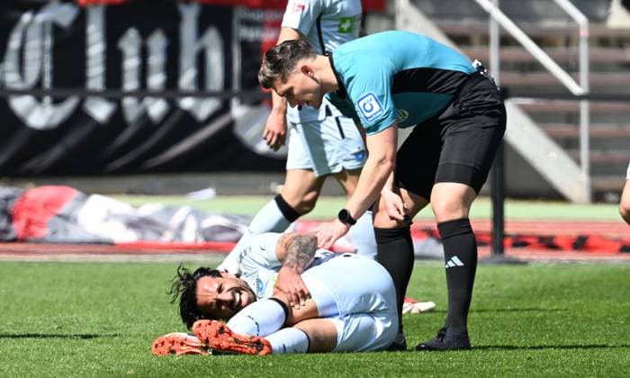19.04.2024 - Fussball - Saison 2024 2025 - 2. Fussball - Bundesliga - 30. Spieltag: 1. FC Nürnberg FCN ( Club ) - SC Paderborn 07 SCP - Sportfoto Zink - xwoxzix - DFL regulations prohibit any use of photographs as image sequences and or quasi-video - only for editorial use - Adriano Grimaldi (39, SC Paderborn ) angeschlagen am Boden - Felix Prigan (Schiedsrichter )