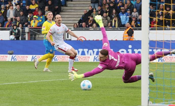 Eintracht BS vs 1. FC Kaiserslautern Braunschweig, 19.04.2025, Fußball, Saison 24 25, 2. Bundesliga, 30. Spieltag, Eintracht Braunschweig vs 1. FC Kaiserslautern, Bild zeigt: Lino Tempelmann (BTSV, 20) erzielt in dieser Szene das Tor zum 1:0 für Braunschweig, Julian Krahl (FCK, 1) kommt nicht merh an den Ball Braunschweig