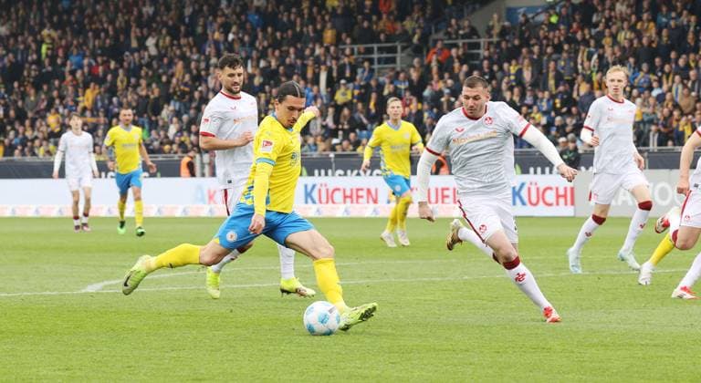 Eintracht BS vs 1. FC Kaiserslautern Braunschweig, 19.04.2025, Fußball, Saison 24 25, 2. Bundesliga, 30. Spieltag, Eintracht Braunschweig vs 1. FC Kaiserslautern, Bild zeigt: Rayan Philippe (BTSV, 9) erzielt in dieser Szene das Tor zum 2:0 für Braunschweig Braunschweig