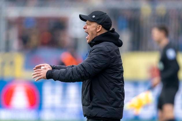 19.04.2025, Eintracht Braunschweig-1. FC Kaiserslautern, 2. Fußball-Bundesliga, im Eintracht-Stadion. Lauterns Trainer Markus Anfang reagiert. Wichtiger Hinweis: Gemaess den Vorgaben der DFB und der DFL ist es untersagt, in dem Stadion und oder vom Spiel angefertigte Fotoaufnahmen in Form von Sequenzbildern und oder videoaehnlichen Fotostrecken zu verwerten bzw. verwerten zu lassen.