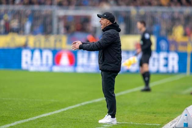 19.04.2025, Eintracht Braunschweig-1. FC Kaiserslautern, 2. Fußball-Bundesliga, im Eintracht-Stadion. Lauterns Trainer Markus Anfang reagiert. Wichtiger Hinweis: Gemaess den Vorgaben der DFB und der DFL ist es untersagt, in dem Stadion und oder vom Spiel angefertigte Fotoaufnahmen in Form von Sequenzbildern und oder videoaehnlichen Fotostrecken zu verwerten bzw. verwerten zu lassen.