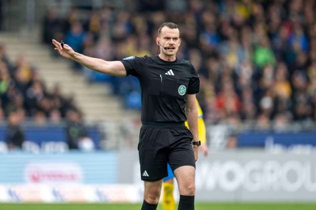19.04.2025, Eintracht Braunschweig-1. FC Kaiserslautern, 2. Fußball-Bundesliga, im Eintracht-Stadion. Schiedsrichter Richard Hempel Wichtiger Hinweis: Gemaess den Vorgaben der DFB und der DFL ist es untersagt, in dem Stadion und oder vom Spiel angefertigte Fotoaufnahmen in Form von Sequenzbildern und oder videoaehnlichen Fotostrecken zu verwerten bzw. verwerten zu lassen.