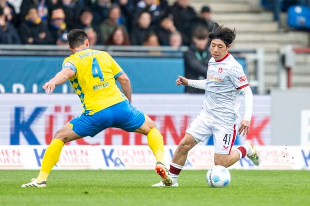 19.04.2025, Eintracht Braunschweig-1. FC Kaiserslautern, 2. Fußball-Bundesliga, im Eintracht-Stadion. Braunschweigs Jannis Nikolaou (l) und Lauterns Daisuke Yokota kämpfen um den Ball. Wichtiger Hinweis: Gemaess den Vorgaben der DFB und der DFL ist es untersagt, in dem Stadion und oder vom Spiel angefertigte Fotoaufnahmen in Form von Sequenzbildern und oder videoaehnlichen Fotostrecken zu verwerten bzw. verwerten zu lassen.