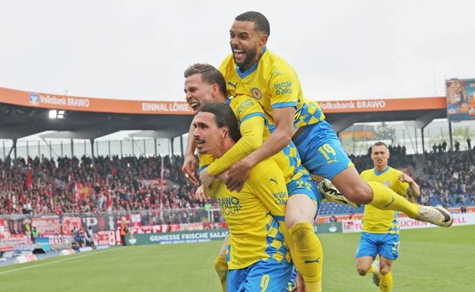 Eintracht BS vs 1. FC Kaiserslautern Braunschweig, 19.04.2025, Fußball, Saison 24 25, 2. Bundesliga, 30. Spieltag, Eintracht Braunschweig vs 1. FC Kaiserslautern, Bild zeigt: Jubel über das Tor zum 2:0 für Braunschweig durch Rayan Philippe (BTSV, 9) mit Lino Tempelmann (BTSV, 20) und Leon Bell Bell (BTSV, 19) Braunschweig