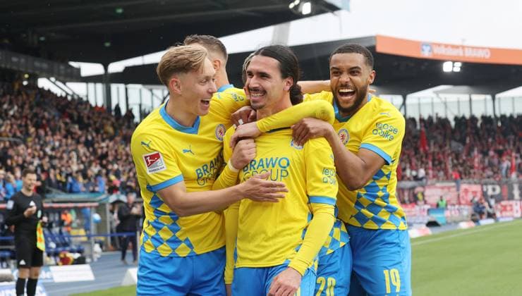 Eintracht BS vs 1. FC Kaiserslautern Braunschweig, 19.04.2025, Fußball, Saison 24 25, 2. Bundesliga, 30. Spieltag, Eintracht Braunschweig vs 1. FC Kaiserslautern, Bild zeigt: Jubel über das Tor zum 2:0 für Braunschweig durch Rayan Philippe (BTSV, 9) mit Julian Baas (BTSV, 16) und Leon Bell Bell (BTSV, 19) Braunschweig