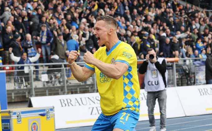 Eintracht BS vs 1. FC Kaiserslautern Braunschweig, 19.04.2025, Fußball, Saison 24 25, 2. Bundesliga, 30. Spieltag, Eintracht Braunschweig vs 1. FC Kaiserslautern, Bild zeigt: Jubel über das Tor zum 2:0 für Braunschweig, hier: Sven Köhler (BTSV, 27) Braunschweig