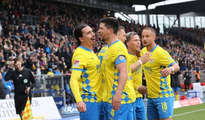 Eintracht BS vs 1. FC Kaiserslautern Braunschweig, 19.04.2025, Fußball, Saison 24 25, 2. Bundesliga, 30. Spieltag, Eintracht Braunschweig vs 1. FC Kaiserslautern, Bild zeigt: Jubel über das Tor zum 2:0 für Braunschweig durch Rayan Philippe (BTSV, 9) mit Jannis Nikolaou (BTSV, 4) Braunschweig