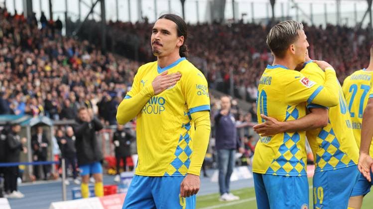 Eintracht BS vs 1. FC Kaiserslautern Braunschweig, 19.04.2025, Fußball, Saison 24 25, 2. Bundesliga, 30. Spieltag, Eintracht Braunschweig vs 1. FC Kaiserslautern, Bild zeigt: Jubel über das Tor zum 2:0 für Braunschweig durch Rayan Philippe (BTSV, 9) Braunschweig