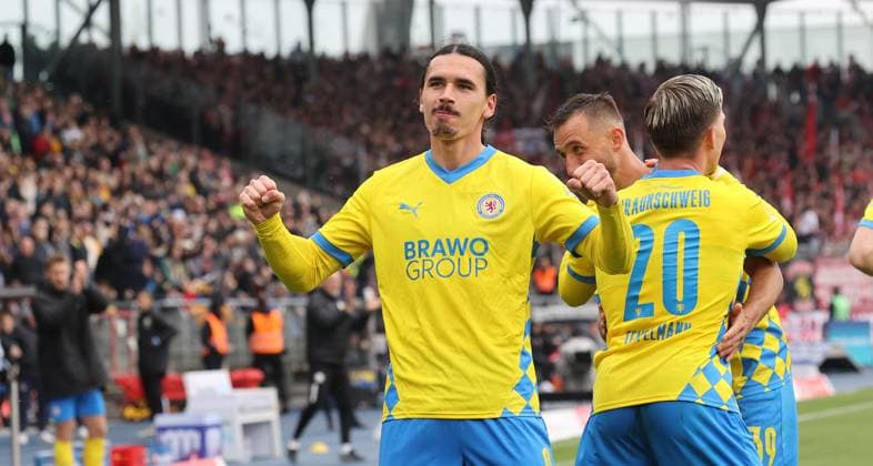 Eintracht BS vs 1. FC Kaiserslautern Braunschweig, 19.04.2025, Fußball, Saison 24 25, 2. Bundesliga, 30. Spieltag, Eintracht Braunschweig vs 1. FC Kaiserslautern, Bild zeigt: Jubel über das Tor zum 2:0 für Braunschweig durch Rayan Philippe (BTSV, 9) Braunschweig