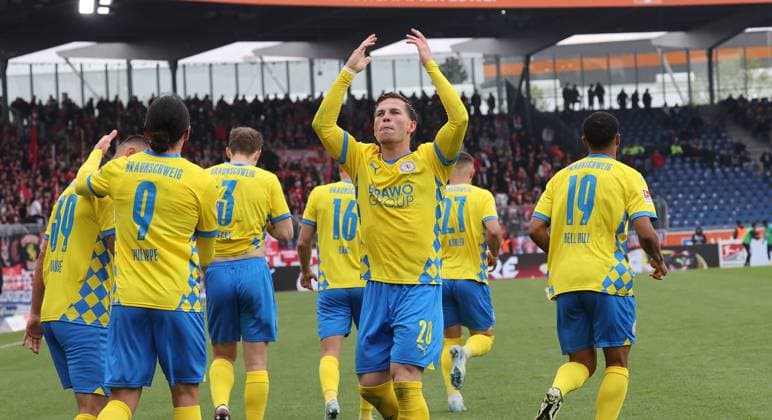 Eintracht BS vs 1. FC Kaiserslautern Braunschweig, 19.04.2025, Fußball, Saison 24 25, 2. Bundesliga, 30. Spieltag, Eintracht Braunschweig vs 1. FC Kaiserslautern, Bild zeigt: Jubel über das Tor zum 2:0 für Braunschweig hier: Lino Tempelmann (BTSV, 20) Braunschweig