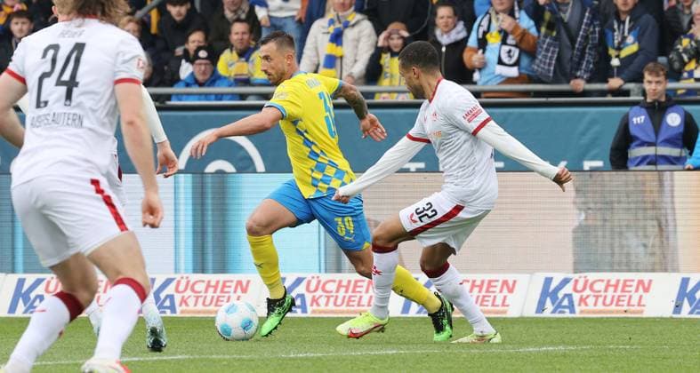 Eintracht BS vs 1. FC Kaiserslautern Braunschweig, 19.04.2025, Fußball, Saison 24 25, 2. Bundesliga, 30. Spieltag, Eintracht Braunschweig vs 1. FC Kaiserslautern, Bild zeigt: Robin Krauße (BTSV, 39) Braunschweig