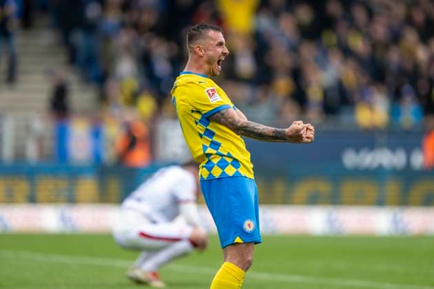Sport Bilder des Tages 19.04.2025, Eintracht Braunschweig-1. FC Kaiserslautern, 2. Fußball-Bundesliga, im Eintracht-Stadion. Braunschweigs Robin Krauße jubelt nach dem Schlusspfiff. Wichtiger Hinweis: Gemaess den Vorgaben der DFB und der DFL ist es untersagt, in dem Stadion und oder vom Spiel angefertigte Fotoaufnahmen in Form von Sequenzbildern und oder videoaehnlichen Fotostrecken zu verwerten bzw. verwerten zu lassen.
