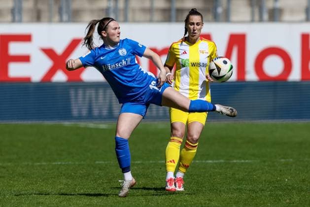 v.li.: Ayleen Seyen (SV Meppen, 13) und Anna Weiß (1. FC Union Berlin, 21) im Zweikampf, Duell, Dynamik, Aktion, Action, Spielszene, DIE DFB-RICHTLINIEN UNTERSAGEN JEGLICHE NUTZUNG VON FOTOS ALS SEQUENZBILDER UND ODER VIDEOÄHNLICHE FOTOSTRECKEN. DFB REGULATIONS PROHIBIT ANY USE OF PHOTOGRAPHS AS IMAGE SEQUENCES AND OR QUASI-VIDEO., 19.04.2025, Meppen (Deutschland), Fussball, 2. Frauen-Bundesliga, SV Meppen - 1. FC Union Berlin