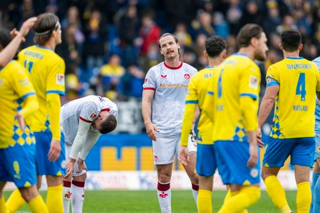 19.04.2025, Eintracht Braunschweig-1. FC Kaiserslautern, 2. Fußball-Bundesliga, im Eintracht-Stadion. Lauterns Jannis Heuer ist enttäuscht nach dem Schlusspfiff. Wichtiger Hinweis: Gemaess den Vorgaben der DFB und der DFL ist es untersagt, in dem Stadion und oder vom Spiel angefertigte Fotoaufnahmen in Form von Sequenzbildern und oder videoaehnlichen Fotostrecken zu verwerten bzw. verwerten zu lassen.