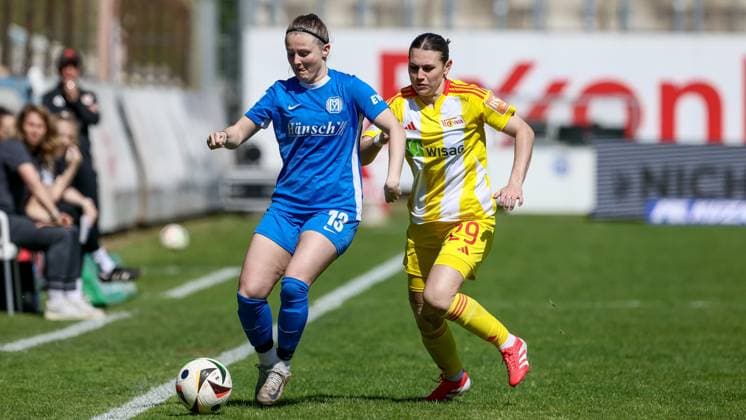 v.li.: Ayleen Seyen (SV Meppen, 13) und Antonia Halverkamps (1. FC Union Berlin, 29) im Zweikampf, Duell, Dynamik, Aktion, Action, Spielszene, DIE DFB-RICHTLINIEN UNTERSAGEN JEGLICHE NUTZUNG VON FOTOS ALS SEQUENZBILDER UND ODER VIDEOÄHNLICHE FOTOSTRECKEN. DFB REGULATIONS PROHIBIT ANY USE OF PHOTOGRAPHS AS IMAGE SEQUENCES AND OR QUASI-VIDEO., 19.04.2025, Meppen (Deutschland), Fussball, 2. Frauen-Bundesliga, SV Meppen - 1. FC Union Berlin