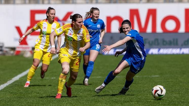 v.li.: Antonia Halverkamps (1. FC Union Berlin, 29) und Marie Bleil (SV Meppen, 7) im Zweikampf, Duell, Dynamik, Aktion, Action, Spielszene, DIE DFB-RICHTLINIEN UNTERSAGEN JEGLICHE NUTZUNG VON FOTOS ALS SEQUENZBILDER UND ODER VIDEOÄHNLICHE FOTOSTRECKEN. DFB REGULATIONS PROHIBIT ANY USE OF PHOTOGRAPHS AS IMAGE SEQUENCES AND OR QUASI-VIDEO., 19.04.2025, Meppen (Deutschland), Fussball, 2. Frauen-Bundesliga, SV Meppen - 1. FC Union Berlin
