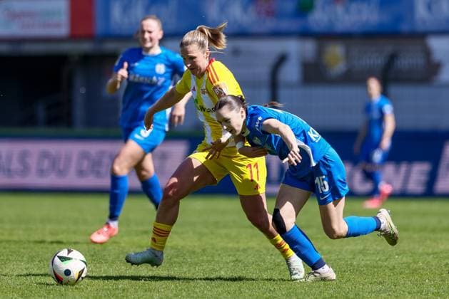 v.li.: Dina Orschmann (1. FC Union Berlin, 11) und Sonja Lux (SV Meppen, 15) im Zweikampf, Duell, Dynamik, Aktion, Action, Spielszene, DIE DFB-RICHTLINIEN UNTERSAGEN JEGLICHE NUTZUNG VON FOTOS ALS SEQUENZBILDER UND ODER VIDEOÄHNLICHE FOTOSTRECKEN. DFB REGULATIONS PROHIBIT ANY USE OF PHOTOGRAPHS AS IMAGE SEQUENCES AND OR QUASI-VIDEO., 19.04.2025, Meppen (Deutschland), Fussball, 2. Frauen-Bundesliga, SV Meppen - 1. FC Union Berlin
