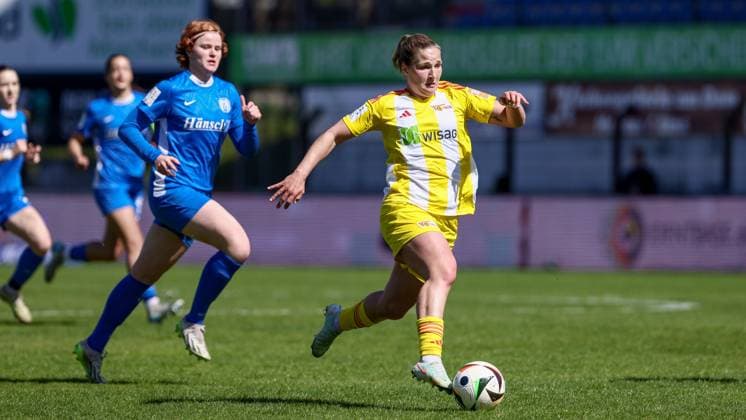 v.li.: Lena Göppel (SV Meppen, 5) und Dina Orschmann (1. FC Union Berlin, 11) am Ball, Einzelbild, Ganzkörper, Aktion, Action, Spielszene, DIE DFB-RICHTLINIEN UNTERSAGEN JEGLICHE NUTZUNG VON FOTOS ALS SEQUENZBILDER UND ODER VIDEOÄHNLICHE FOTOSTRECKEN. DFB REGULATIONS PROHIBIT ANY USE OF PHOTOGRAPHS AS IMAGE SEQUENCES AND OR QUASI-VIDEO., 19.04.2025, Meppen (Deutschland), Fussball, 2. Frauen-Bundesliga, SV Meppen - 1. FC Union Berlin
