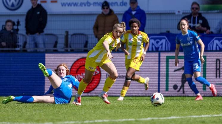 v.li.: Lena Göppel (SV Meppen, 5) und Lisa Heiseler (1. FC Union Berlin, 7) am Ball, Einzelbild, Ganzkörper, Aktion, Action, Spielszene, DIE DFB-RICHTLINIEN UNTERSAGEN JEGLICHE NUTZUNG VON FOTOS ALS SEQUENZBILDER UND ODER VIDEOÄHNLICHE FOTOSTRECKEN. DFB REGULATIONS PROHIBIT ANY USE OF PHOTOGRAPHS AS IMAGE SEQUENCES AND OR QUASI-VIDEO., 19.04.2025, Meppen (Deutschland), Fussball, 2. Frauen-Bundesliga, SV Meppen - 1. FC Union Berlin