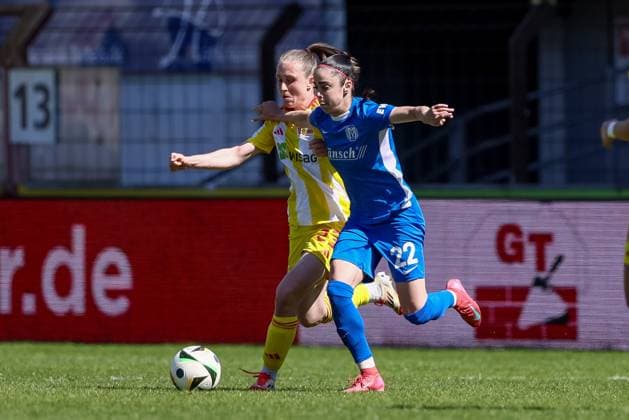 v.li.: Pia Metzker (1. FC Union Berlin, 23) und Virag Nagy (SV Meppen, 22) im Zweikampf, Duell, Dynamik, Aktion, Action, Spielszene, DIE DFB-RICHTLINIEN UNTERSAGEN JEGLICHE NUTZUNG VON FOTOS ALS SEQUENZBILDER UND ODER VIDEOÄHNLICHE FOTOSTRECKEN. DFB REGULATIONS PROHIBIT ANY USE OF PHOTOGRAPHS AS IMAGE SEQUENCES AND OR QUASI-VIDEO., 19.04.2025, Meppen (Deutschland), Fussball, 2. Frauen-Bundesliga, SV Meppen - 1. FC Union Berlin