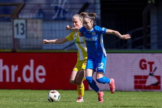 v.li.: Pia Metzker (1. FC Union Berlin, 23) und Virag Nagy (SV Meppen, 22) im Zweikampf, Duell, Dynamik, Aktion, Action, Spielszene, DIE DFB-RICHTLINIEN UNTERSAGEN JEGLICHE NUTZUNG VON FOTOS ALS SEQUENZBILDER UND ODER VIDEOÄHNLICHE FOTOSTRECKEN. DFB REGULATIONS PROHIBIT ANY USE OF PHOTOGRAPHS AS IMAGE SEQUENCES AND OR QUASI-VIDEO., 19.04.2025, Meppen (Deutschland), Fussball, 2. Frauen-Bundesliga, SV Meppen - 1. FC Union Berlin