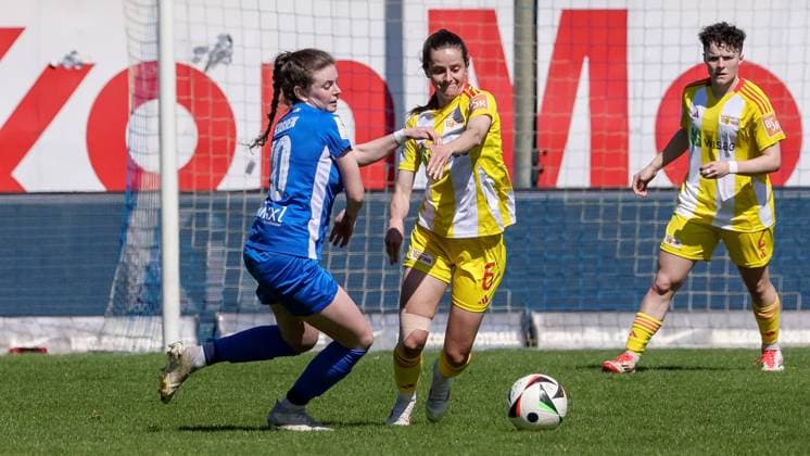 v.li.: Nina Kossen (SV Meppen, 10) und Celine Frank (1. FC Union Berlin, 6) im Zweikampf, Duell, Dynamik, Aktion, Action, Spielszene, DIE DFB-RICHTLINIEN UNTERSAGEN JEGLICHE NUTZUNG VON FOTOS ALS SEQUENZBILDER UND ODER VIDEOÄHNLICHE FOTOSTRECKEN. DFB REGULATIONS PROHIBIT ANY USE OF PHOTOGRAPHS AS IMAGE SEQUENCES AND OR QUASI-VIDEO., 19.04.2025, Meppen (Deutschland), Fussball, 2. Frauen-Bundesliga, SV Meppen - 1. FC Union Berlin