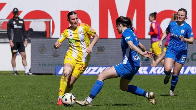 v.li.: Antonia Halverkamps (1. FC Union Berlin, 29) und Marie Bleil (SV Meppen, 7) im Zweikampf, Duell, Dynamik, Aktion, Action, Spielszene, DIE DFB-RICHTLINIEN UNTERSAGEN JEGLICHE NUTZUNG VON FOTOS ALS SEQUENZBILDER UND ODER VIDEOÄHNLICHE FOTOSTRECKEN. DFB REGULATIONS PROHIBIT ANY USE OF PHOTOGRAPHS AS IMAGE SEQUENCES AND OR QUASI-VIDEO., 19.04.2025, Meppen (Deutschland), Fussball, 2. Frauen-Bundesliga, SV Meppen - 1. FC Union Berlin