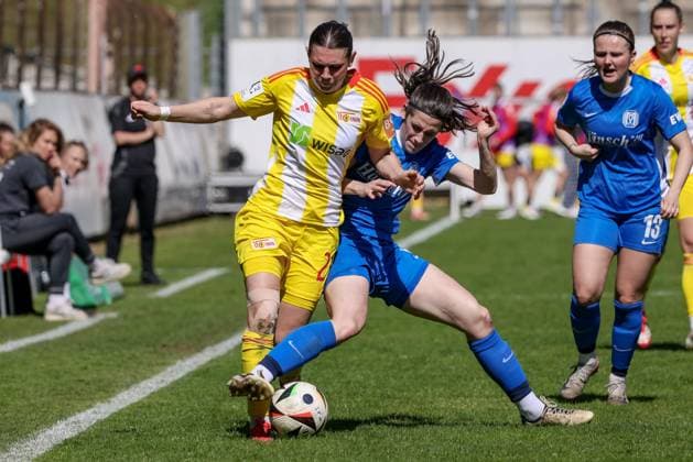 v.li.: Antonia Halverkamps (1. FC Union Berlin, 29) und Marie Bleil (SV Meppen, 7) im Zweikampf, Duell, Dynamik, Aktion, Action, Spielszene, DIE DFB-RICHTLINIEN UNTERSAGEN JEGLICHE NUTZUNG VON FOTOS ALS SEQUENZBILDER UND ODER VIDEOÄHNLICHE FOTOSTRECKEN. DFB REGULATIONS PROHIBIT ANY USE OF PHOTOGRAPHS AS IMAGE SEQUENCES AND OR QUASI-VIDEO., 19.04.2025, Meppen (Deutschland), Fussball, 2. Frauen-Bundesliga, SV Meppen - 1. FC Union Berlin