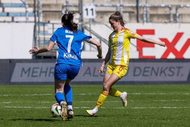 v.li.: Marie Bleil (SV Meppen, 7) und Celine Frank (1. FC Union Berlin, 6) im Zweikampf, Duell, Dynamik, Aktion, Action, Spielszene, DIE DFB-RICHTLINIEN UNTERSAGEN JEGLICHE NUTZUNG VON FOTOS ALS SEQUENZBILDER UND ODER VIDEOÄHNLICHE FOTOSTRECKEN. DFB REGULATIONS PROHIBIT ANY USE OF PHOTOGRAPHS AS IMAGE SEQUENCES AND OR QUASI-VIDEO., 19.04.2025, Meppen (Deutschland), Fussball, 2. Frauen-Bundesliga, SV Meppen - 1. FC Union Berlin