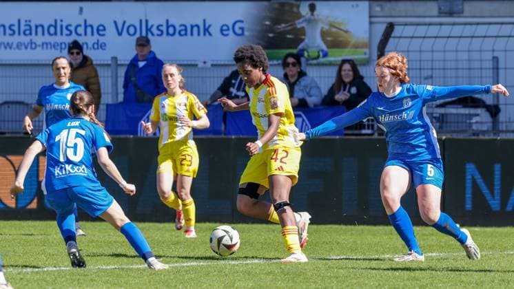 v.li.: Sonja Lux (SV Meppen, 15), Naika Reissner (1. FC Union Berlin, 42) und Lena Göppel (SV Meppen, 5) im Zweikampf, Duell, Dynamik, Aktion, Action, Spielszene, DIE DFB-RICHTLINIEN UNTERSAGEN JEGLICHE NUTZUNG VON FOTOS ALS SEQUENZBILDER UND ODER VIDEOÄHNLICHE FOTOSTRECKEN. DFB REGULATIONS PROHIBIT ANY USE OF PHOTOGRAPHS AS IMAGE SEQUENCES AND OR QUASI-VIDEO., 19.04.2025, Meppen (Deutschland), Fussball, 2. Frauen-Bundesliga, SV Meppen - 1. FC Union Berlin