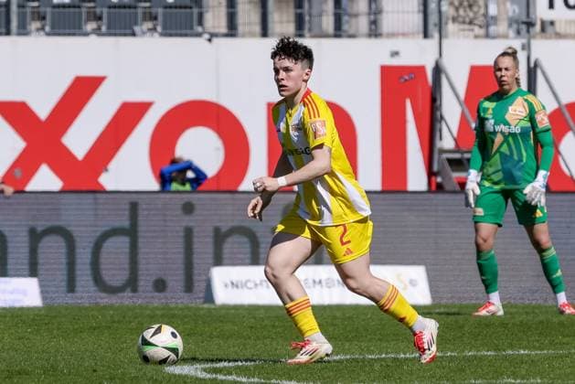 v.li.: Tomke Schneider (1. FC Union Berlin, 2) am Ball, Einzelbild, Ganzkörper, Aktion, Action, Spielszene, DIE DFB-RICHTLINIEN UNTERSAGEN JEGLICHE NUTZUNG VON FOTOS ALS SEQUENZBILDER UND ODER VIDEOÄHNLICHE FOTOSTRECKEN. DFB REGULATIONS PROHIBIT ANY USE OF PHOTOGRAPHS AS IMAGE SEQUENCES AND OR QUASI-VIDEO., 19.04.2025, Meppen (Deutschland), Fussball, 2. Frauen-Bundesliga, SV Meppen - 1. FC Union Berlin