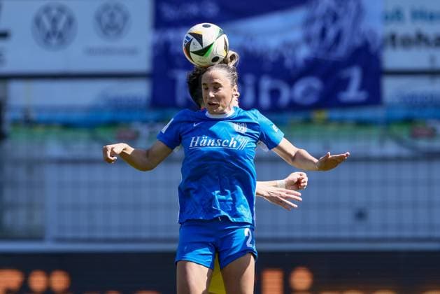 v.li.: Jenske Steenwijk (SV Meppen, 2) beim Kopfball, Aktion, Action, Spielszene, DIE DFB-RICHTLINIEN UNTERSAGEN JEGLICHE NUTZUNG VON FOTOS ALS SEQUENZBILDER UND ODER VIDEOÄHNLICHE FOTOSTRECKEN. DFB REGULATIONS PROHIBIT ANY USE OF PHOTOGRAPHS AS IMAGE SEQUENCES AND OR QUASI-VIDEO., 19.04.2025, Meppen (Deutschland), Fussball, 2. Frauen-Bundesliga, SV Meppen - 1. FC Union Berlin