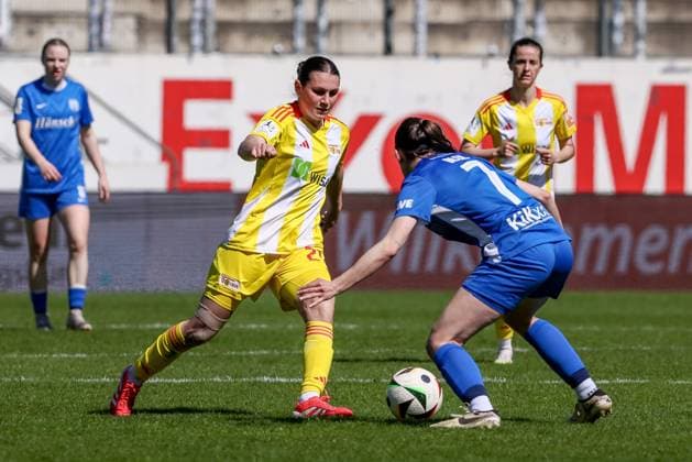 v.li.: Antonia Halverkamps (1. FC Union Berlin, 29) und Marie Bleil (SV Meppen, 7) im Zweikampf, Duell, Dynamik, Aktion, Action, Spielszene, DIE DFB-RICHTLINIEN UNTERSAGEN JEGLICHE NUTZUNG VON FOTOS ALS SEQUENZBILDER UND ODER VIDEOÄHNLICHE FOTOSTRECKEN. DFB REGULATIONS PROHIBIT ANY USE OF PHOTOGRAPHS AS IMAGE SEQUENCES AND OR QUASI-VIDEO., 19.04.2025, Meppen (Deutschland), Fussball, 2. Frauen-Bundesliga, SV Meppen - 1. FC Union Berlin