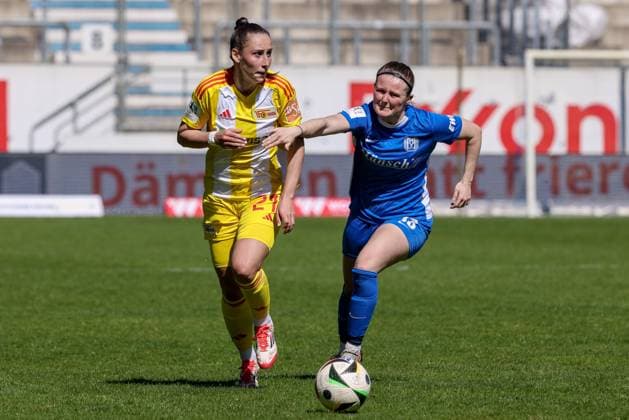 v.li.: Anna Weiß (1. FC Union Berlin, 21) und Ayleen Seyen (SV Meppen, 13) im Zweikampf, Duell, Dynamik, Aktion, Action, Spielszene, DIE DFB-RICHTLINIEN UNTERSAGEN JEGLICHE NUTZUNG VON FOTOS ALS SEQUENZBILDER UND ODER VIDEOÄHNLICHE FOTOSTRECKEN. DFB REGULATIONS PROHIBIT ANY USE OF PHOTOGRAPHS AS IMAGE SEQUENCES AND OR QUASI-VIDEO., 19.04.2025, Meppen (Deutschland), Fussball, 2. Frauen-Bundesliga, SV Meppen - 1. FC Union Berlin