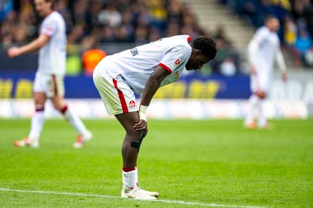 19.04.2025, Eintracht Braunschweig-1. FC Kaiserslautern, 2. Fußball-Bundesliga, im Eintracht-Stadion. Lauterns Ragnar Ache ist enttäuscht. Wichtiger Hinweis: Gemaess den Vorgaben der DFB und der DFL ist es untersagt, in dem Stadion und oder vom Spiel angefertigte Fotoaufnahmen in Form von Sequenzbildern und oder videoaehnlichen Fotostrecken zu verwerten bzw. verwerten zu lassen.