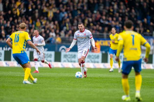 19.04.2025, Eintracht Braunschweig-1. FC Kaiserslautern, 2. Fußball-Bundesliga, im Eintracht-Stadion. Lauterns Luca Sirch läuft mit dem Ball am Fuß. Wichtiger Hinweis: Gemaess den Vorgaben der DFB und der DFL ist es untersagt, in dem Stadion und oder vom Spiel angefertigte Fotoaufnahmen in Form von Sequenzbildern und oder videoaehnlichen Fotostrecken zu verwerten bzw. verwerten zu lassen.
