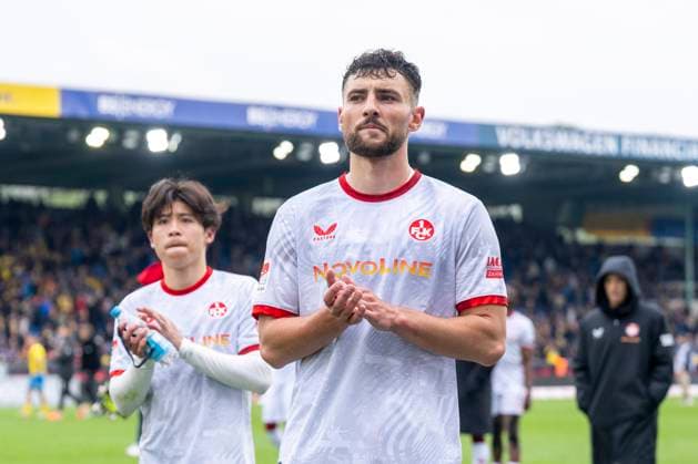 19.04.2025, Eintracht Braunschweig-1. FC Kaiserslautern, 2. Fußball-Bundesliga, im Eintracht-Stadion. Lauterns Maximilian Bauer steht vor den Fans. Wichtiger Hinweis: Gemaess den Vorgaben der DFB und der DFL ist es untersagt, in dem Stadion und oder vom Spiel angefertigte Fotoaufnahmen in Form von Sequenzbildern und oder videoaehnlichen Fotostrecken zu verwerten bzw. verwerten zu lassen.