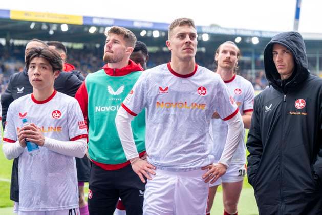 19.04.2025, Eintracht Braunschweig-1. FC Kaiserslautern, 2. Fußball-Bundesliga, im Eintracht-Stadion. Lauterns Daisuke Yokota (l-r) und Lauterns Filip Kaloc stehen vor den Fans. Wichtiger Hinweis: Gemaess den Vorgaben der DFB und der DFL ist es untersagt, in dem Stadion und oder vom Spiel angefertigte Fotoaufnahmen in Form von Sequenzbildern und oder videoaehnlichen Fotostrecken zu verwerten bzw. verwerten zu lassen.