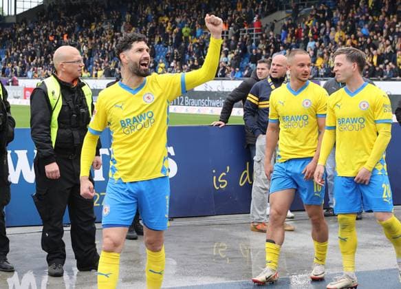 Eintracht BS vs 1. FC Kaiserslautern Braunschweig, 19.04.2025, Fußball, Saison 24 25, 2. Bundesliga, 30. Spieltag, Eintracht Braunschweig vs 1. FC Kaiserslautern, Bild zeigt: Die Mannschaft der Eintracht bedankt sich nach dem Spiel bei den Fans in der Südkurve: Fabio Kaufmann (BTSV, 7) Braunschweig