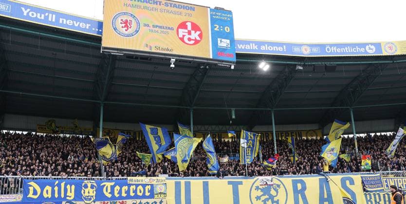 Eintracht BS vs 1. FC Kaiserslautern Braunschweig, 19.04.2025, Fußball, Saison 24 25, 2. Bundesliga, 30. Spieltag, Eintracht Braunschweig vs 1. FC Kaiserslautern, Bild zeigt: Die Mannschaft der Eintracht bedankt sich nach dem Spiel bei den Fans in der Südkurve Braunschweig