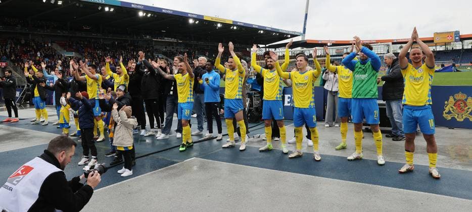 Eintracht BS vs 1. FC Kaiserslautern Braunschweig, 19.04.2025, Fußball, Saison 24 25, 2. Bundesliga, 30. Spieltag, Eintracht Braunschweig vs 1. FC Kaiserslautern, Bild zeigt: Die Mannschaft der Eintracht bedankt sich nach dem Spiel bei den Fans in der Südkurve Braunschweig
